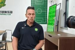 阿贾克斯今日表现抢眼，国安整场无解，教练赛后亲自拥抱
